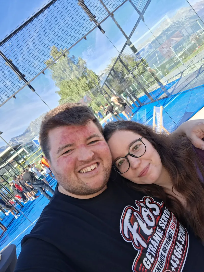 Flo im Flo's-T-Shirt mit Begleitung am Padelplatz