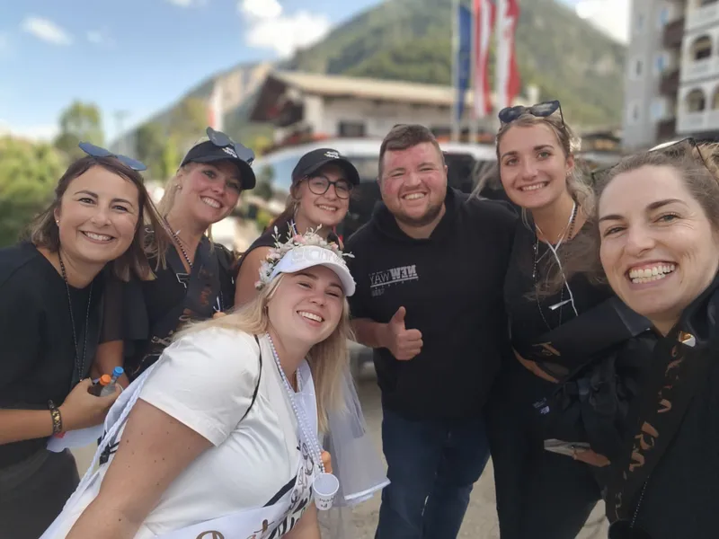 Flo mit einer Junggesellinnen-Runde vor Bergkulisse